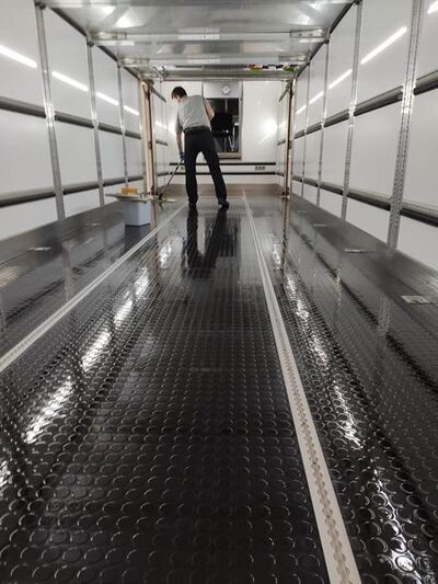 Innenreinigung eines Transportcontainers mit Wischmopp