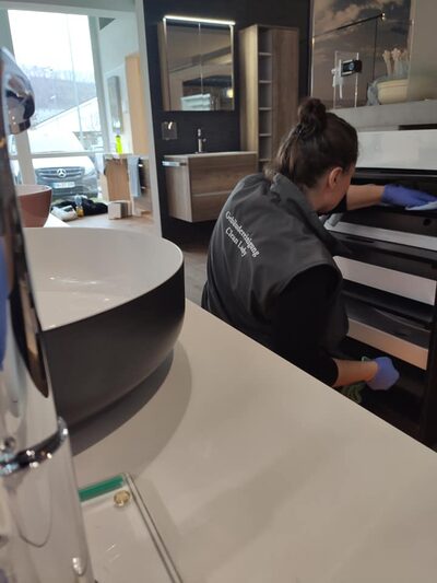 Mitarbeiterin der Clean Lady reinigt einen Sanitärbereich in einem Gewerbeobjekt